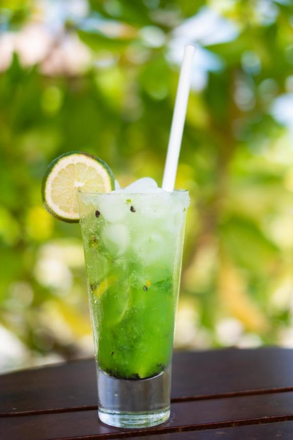 Reef Edge Thulusdhoo, Maldives Exterior foto