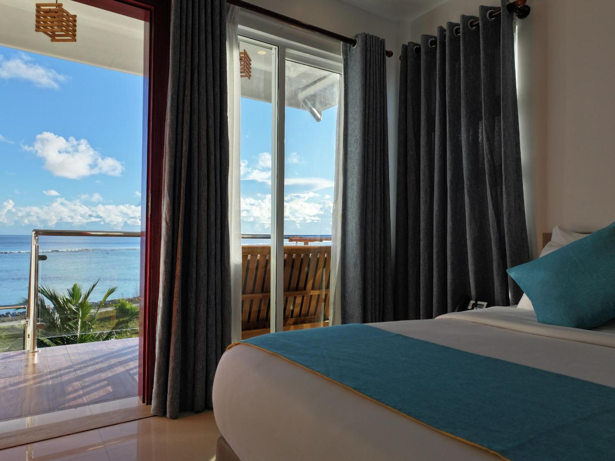 Reef Edge Thulusdhoo, Maldives Exterior foto