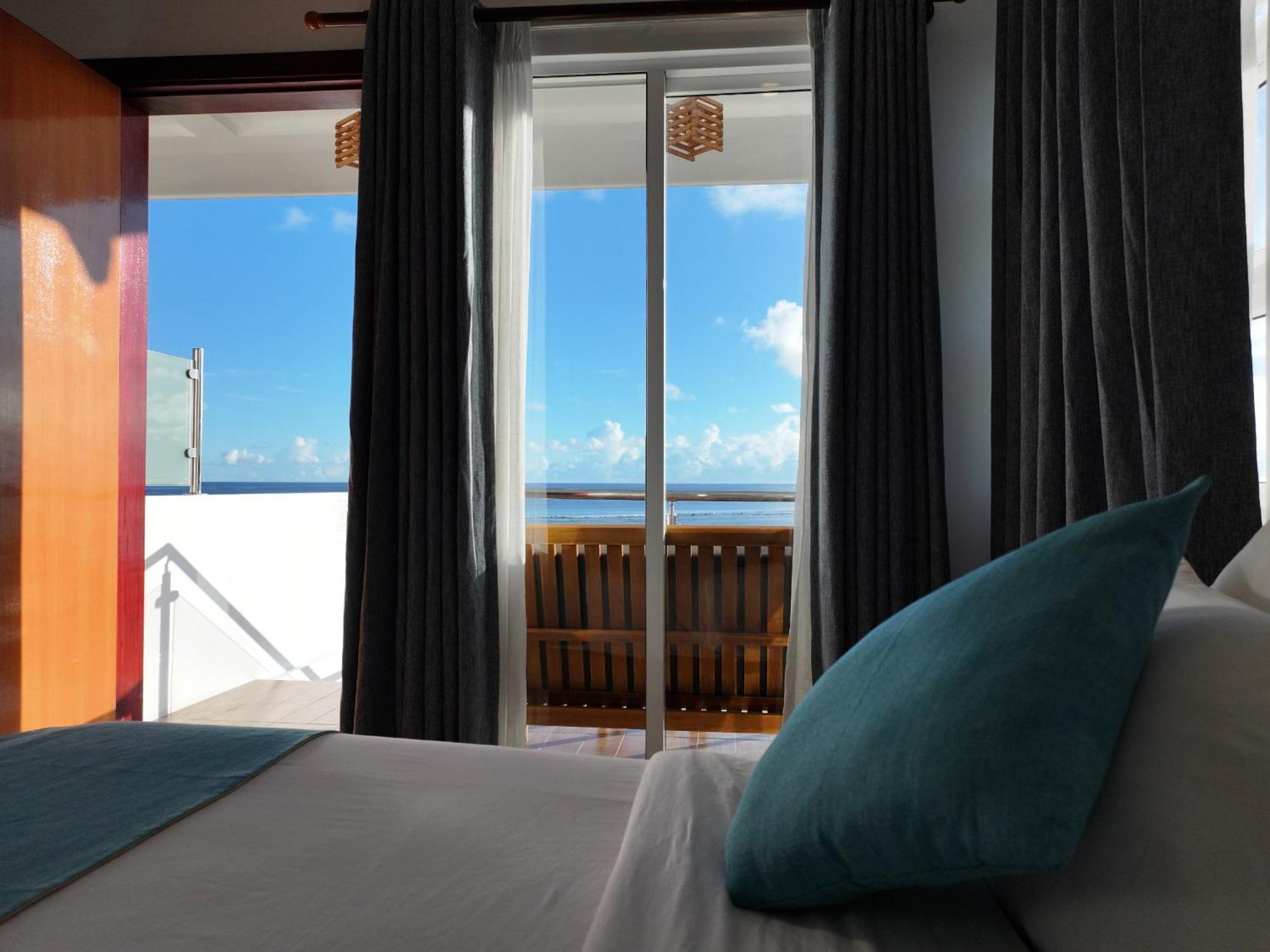 Reef Edge Thulusdhoo, Maldives Exterior foto