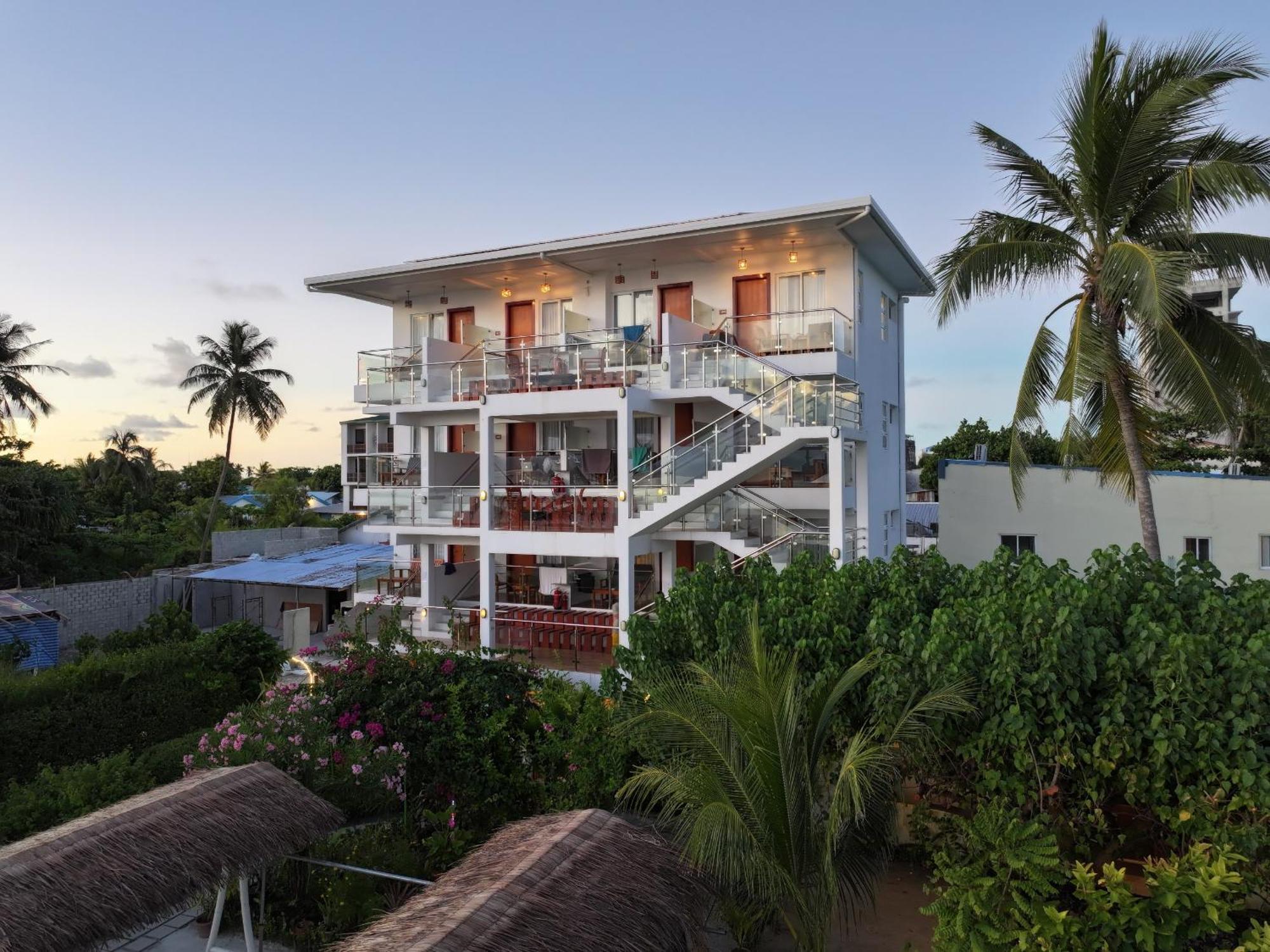 Reef Edge Thulusdhoo, Maldives Exterior foto