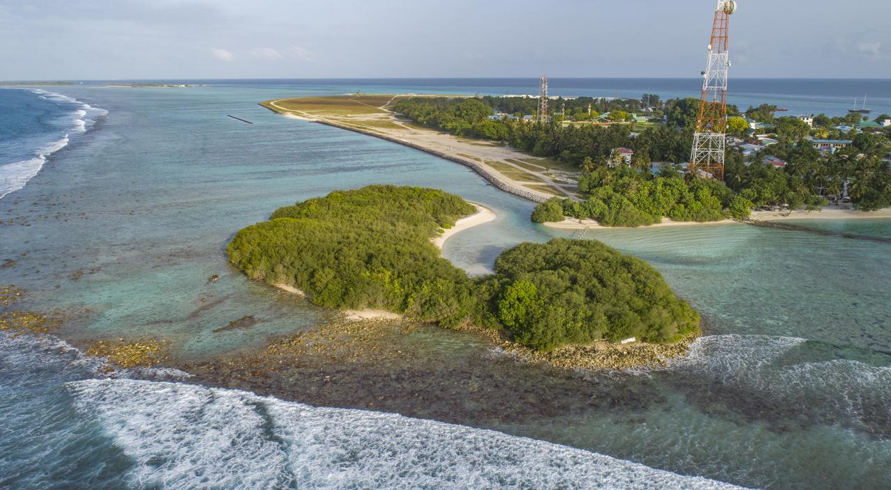 Reef Edge Thulusdhoo, Maldives Exterior foto